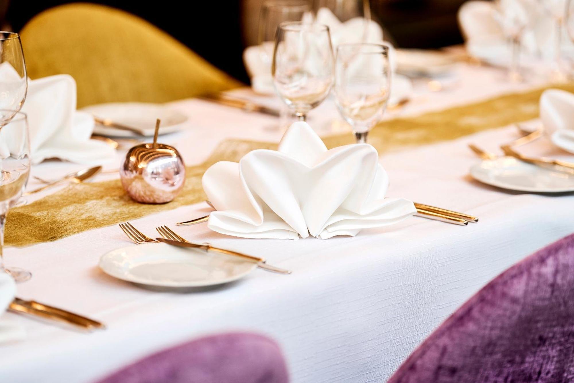 Akzent Hotel Restaurant Altdorfer Hof ไวน์การ์เทิน ภายนอก รูปภาพ
