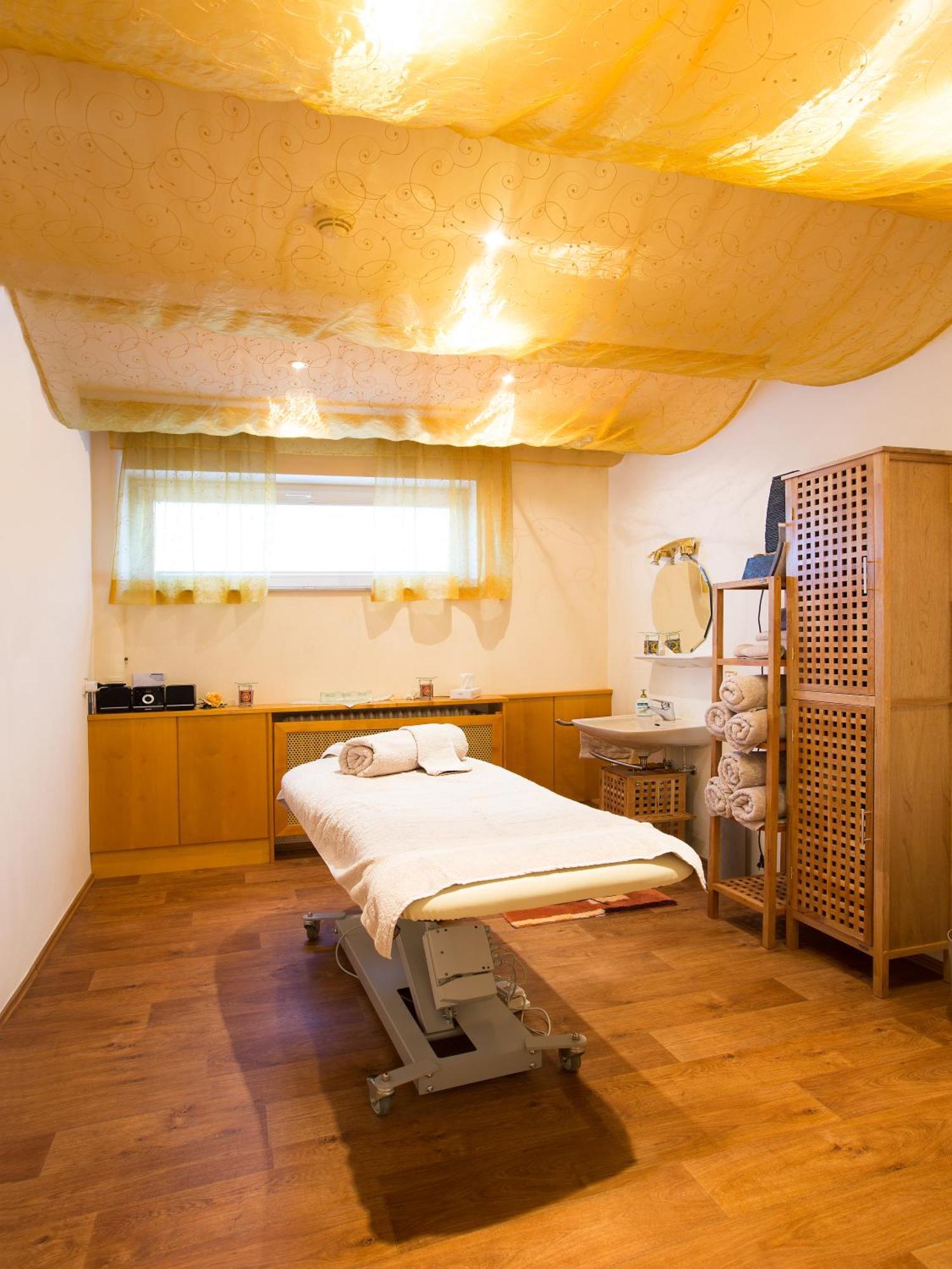 Akzent Hotel Restaurant Altdorfer Hof ไวน์การ์เทิน ภายนอก รูปภาพ