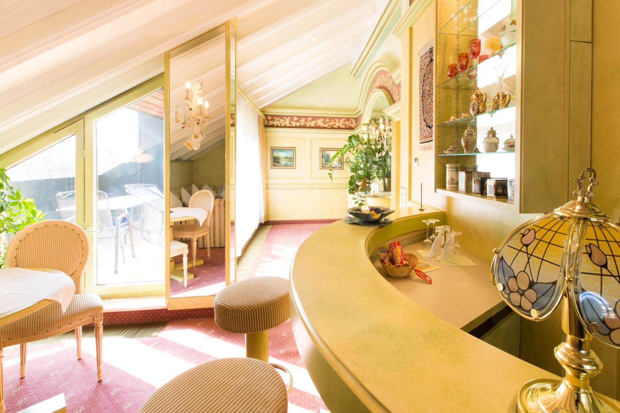 Akzent Hotel Restaurant Altdorfer Hof ไวน์การ์เทิน ภายนอก รูปภาพ