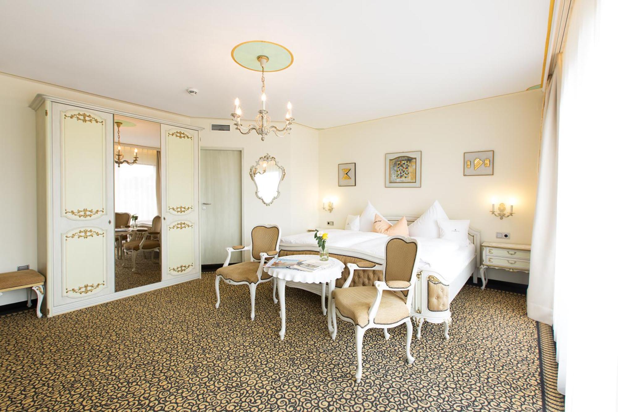 Akzent Hotel Restaurant Altdorfer Hof ไวน์การ์เทิน ภายนอก รูปภาพ