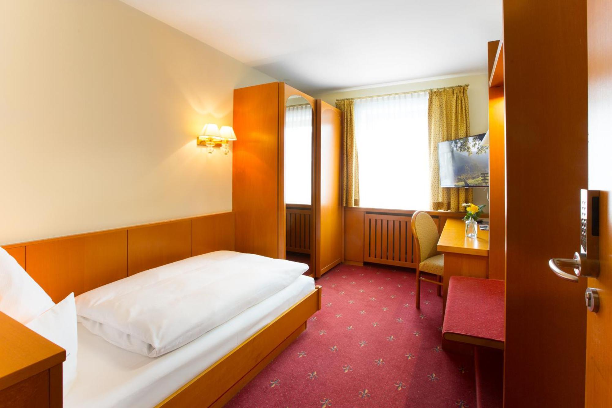 Akzent Hotel Restaurant Altdorfer Hof ไวน์การ์เทิน ภายนอก รูปภาพ