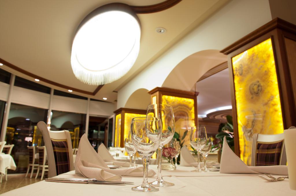 Akzent Hotel Restaurant Altdorfer Hof ไวน์การ์เทิน ภายนอก รูปภาพ