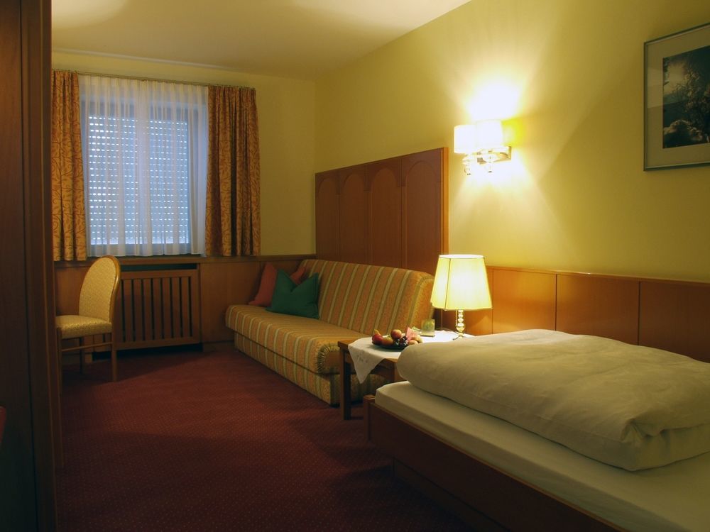 Akzent Hotel Restaurant Altdorfer Hof ไวน์การ์เทิน ภายนอก รูปภาพ
