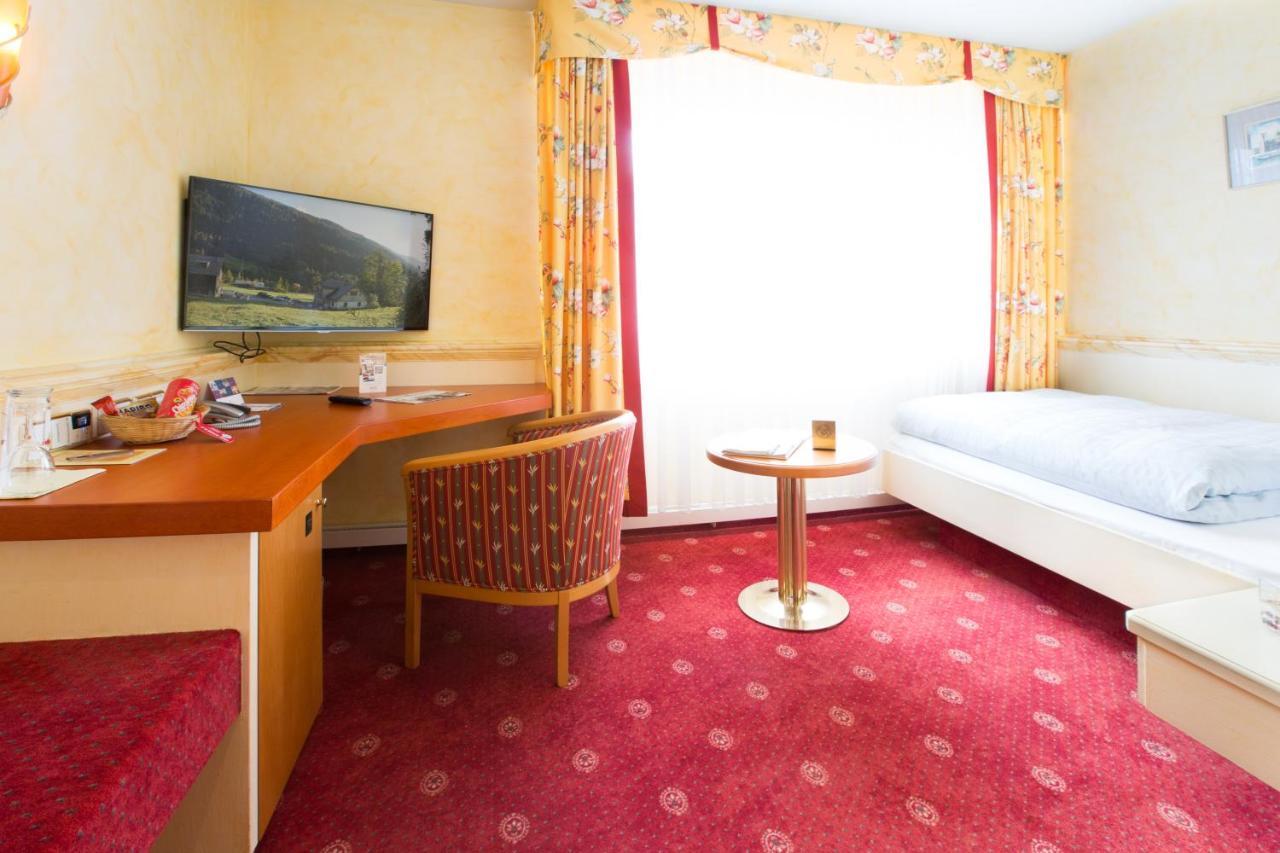 Akzent Hotel Restaurant Altdorfer Hof ไวน์การ์เทิน ภายนอก รูปภาพ